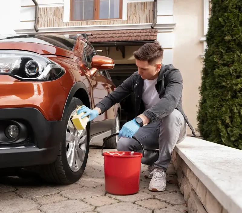 Lavage auto à domicile Les Paroches : professionnel intervenant sur un véhicule